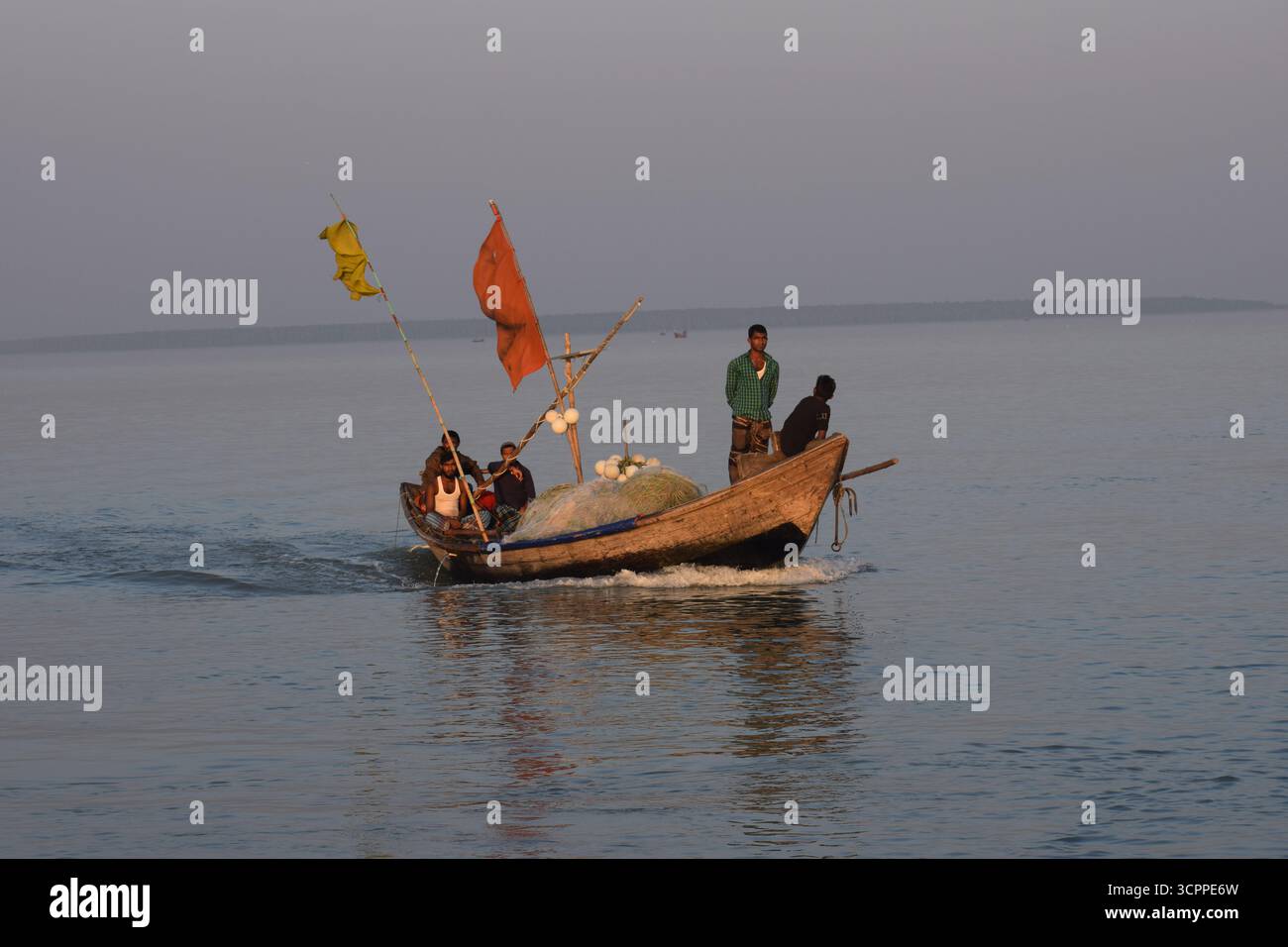Tradizionale peschereccio in legno con pescatori sul fiume Meghna, Bangladesh Foto Stock