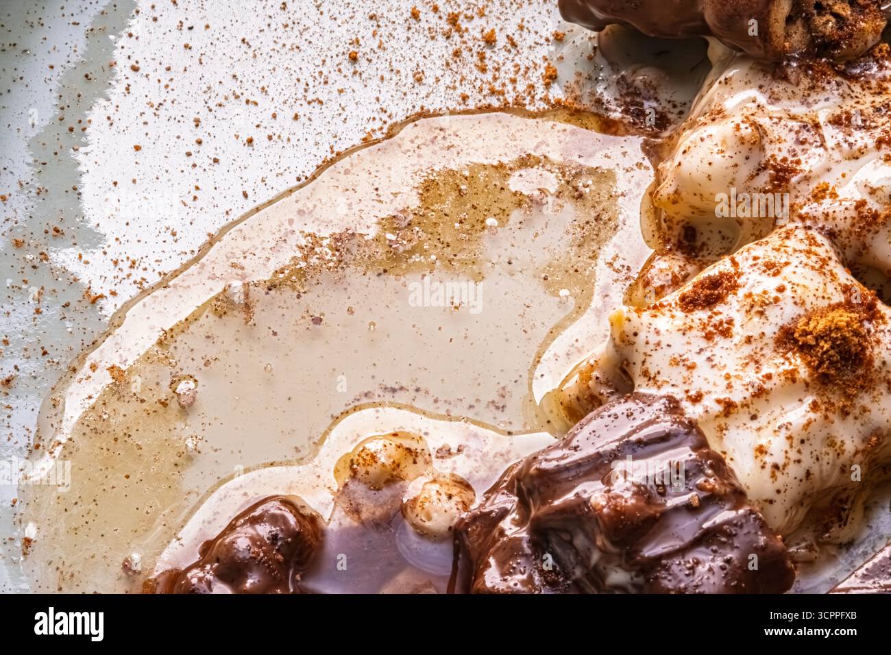 Cioccolato e miele. Cioccolato fuso e sciroppo. Il fascino visivo delle salse sgocciolate invita gli spettatori a scoprire la dolcezza che c'è all'interno. Foto Stock