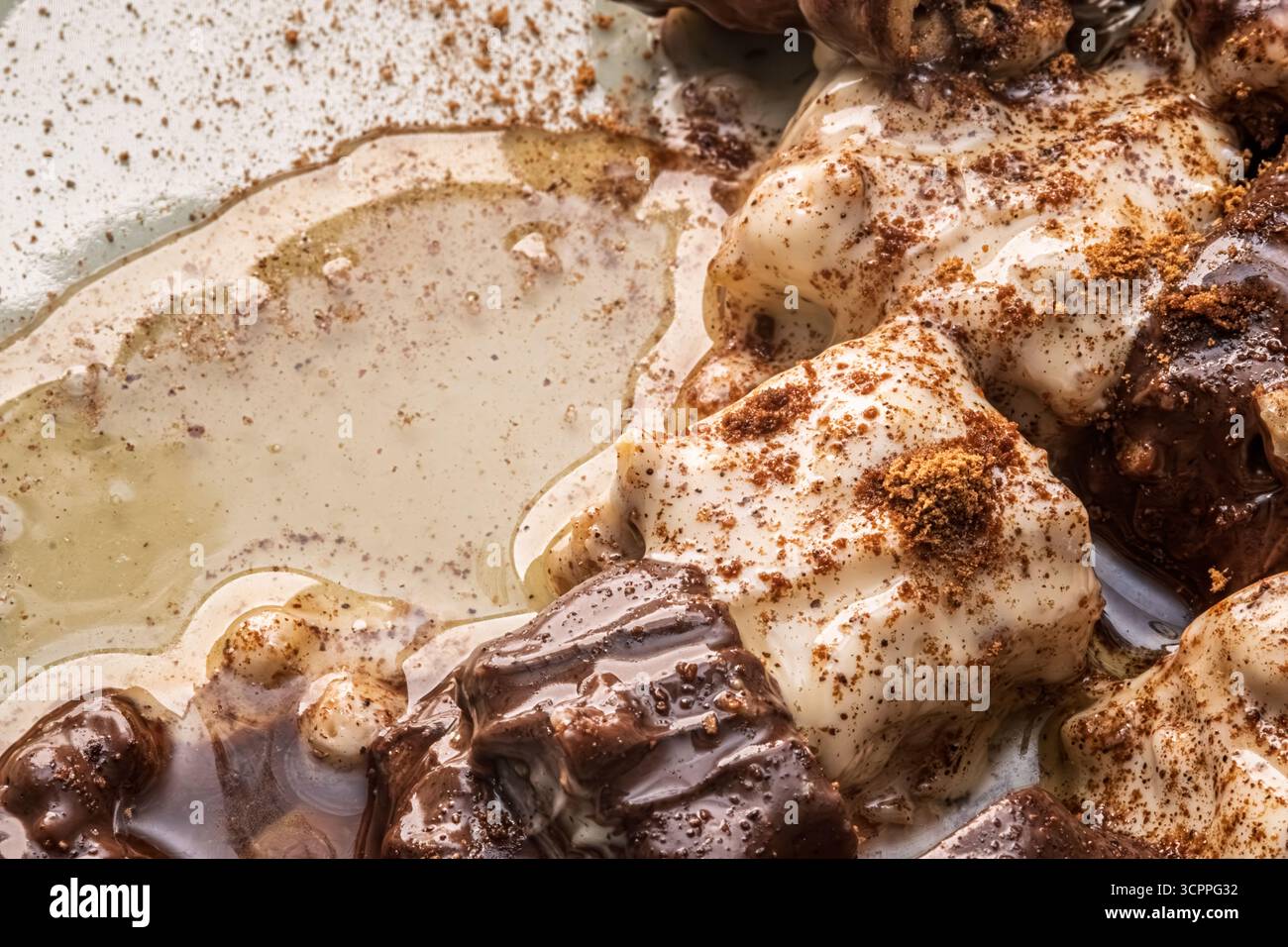 Foto ravvicinata di un dessert al cioccolato con consistenze complesse. Idea di dessert gourmet dal design unico. Foto Stock