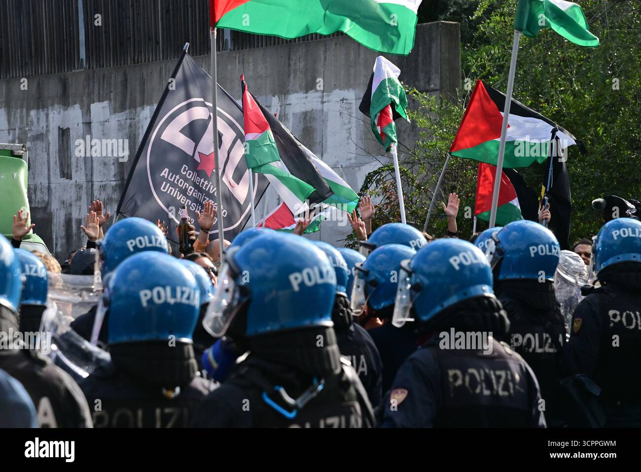 Manifestanti marciano verso l'aereoporto internazionale di caselle durante il corteo Blocchiamo tutto in solidarietà con la Global Sumud Flotilla ed il popolo palestinese. Torino, Italia. - Sabato 27 settembre 2025. Cronaca (foto di Matteo Secci/LaPresse) manifestanti marciano verso l'aeroporto internazionale di caselle durante la marcia "Block Everything" in solidarietà con la Flotilla globale Sumud e il popolo palestinese. Torino, Italia. - Sabato 27 settembre 2025. News (foto di Matteo Secci/LaPresse). Crediti: LaPresse/Alamy Live News Foto Stock