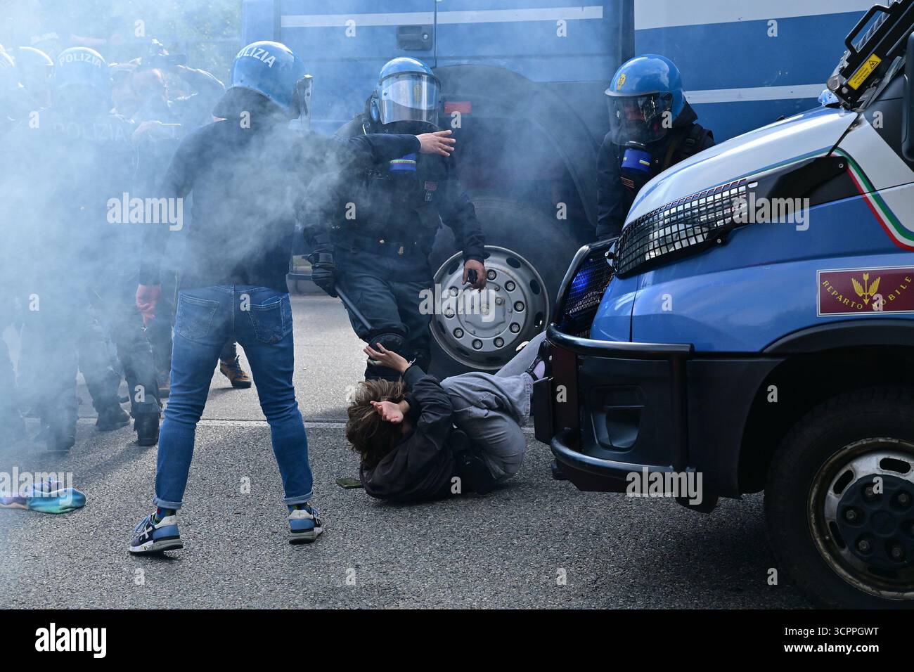Manifestanti marciano verso l'aereoporto internazionale di caselle durante il corteo Blocchiamo tutto in solidarietà con la Global Sumud Flotilla ed il popolo palestinese. Torino, Italia. - Sabato 27 settembre 2025. Cronaca (foto di Matteo Secci/LaPresse) manifestanti marciano verso l'aeroporto internazionale di caselle durante la marcia "Block Everything" in solidarietà con la Flotilla globale Sumud e il popolo palestinese. Torino, Italia. - Sabato 27 settembre 2025. News (foto di Matteo Secci/LaPresse). Crediti: LaPresse/Alamy Live News Foto Stock