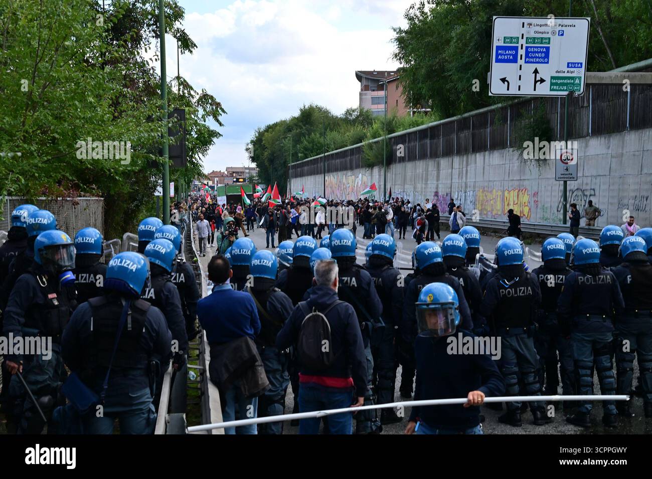 Manifestanti marciano verso l'aereoporto internazionale di caselle durante il corteo Blocchiamo tutto in solidarietà con la Global Sumud Flotilla ed il popolo palestinese. Torino, Italia. - Sabato 27 settembre 2025. Cronaca (foto di Matteo Secci/LaPresse) manifestanti marciano verso l'aeroporto internazionale di caselle durante la marcia "Block Everything" in solidarietà con la Flotilla globale Sumud e il popolo palestinese. Torino, Italia. - Sabato 27 settembre 2025. News (foto di Matteo Secci/LaPresse). Crediti: LaPresse/Alamy Live News Foto Stock