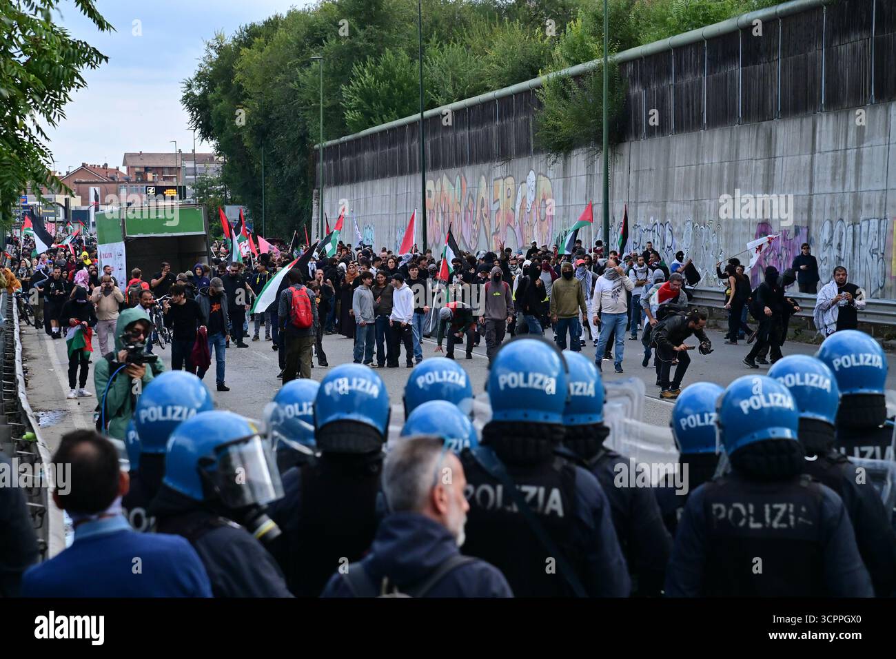 Manifestanti marciano verso l'aereoporto internazionale di caselle durante il corteo Blocchiamo tutto in solidarietà con la Global Sumud Flotilla ed il popolo palestinese. Torino, Italia. - Sabato 27 settembre 2025. Cronaca (foto di Matteo Secci/LaPresse) manifestanti marciano verso l'aeroporto internazionale di caselle durante la marcia "Block Everything" in solidarietà con la Flotilla globale Sumud e il popolo palestinese. Torino, Italia. - Sabato 27 settembre 2025. News (foto di Matteo Secci/LaPresse). Crediti: LaPresse/Alamy Live News Foto Stock
