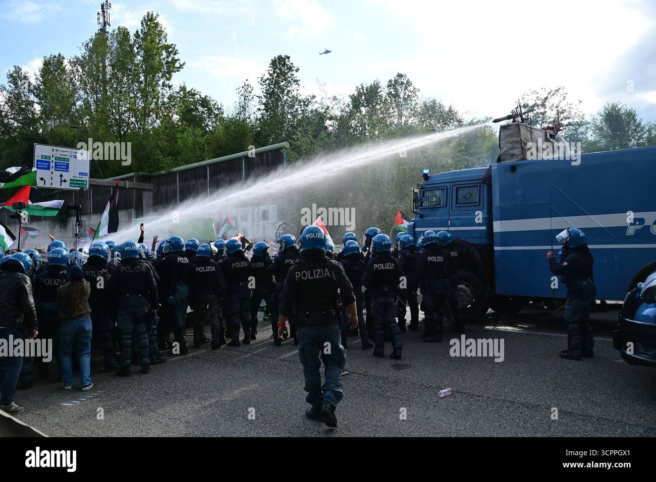 Manifestanti marciano verso l'aereoporto internazionale di caselle durante il corteo Blocchiamo tutto in solidarietà con la Global Sumud Flotilla ed il popolo palestinese. Torino, Italia. - Sabato 27 settembre 2025. Cronaca (foto di Matteo Secci/LaPresse) manifestanti marciano verso l'aeroporto internazionale di caselle durante la marcia "Block Everything" in solidarietà con la Flotilla globale Sumud e il popolo palestinese. Torino, Italia. - Sabato 27 settembre 2025. News (foto di Matteo Secci/LaPresse). Crediti: LaPresse/Alamy Live News Foto Stock