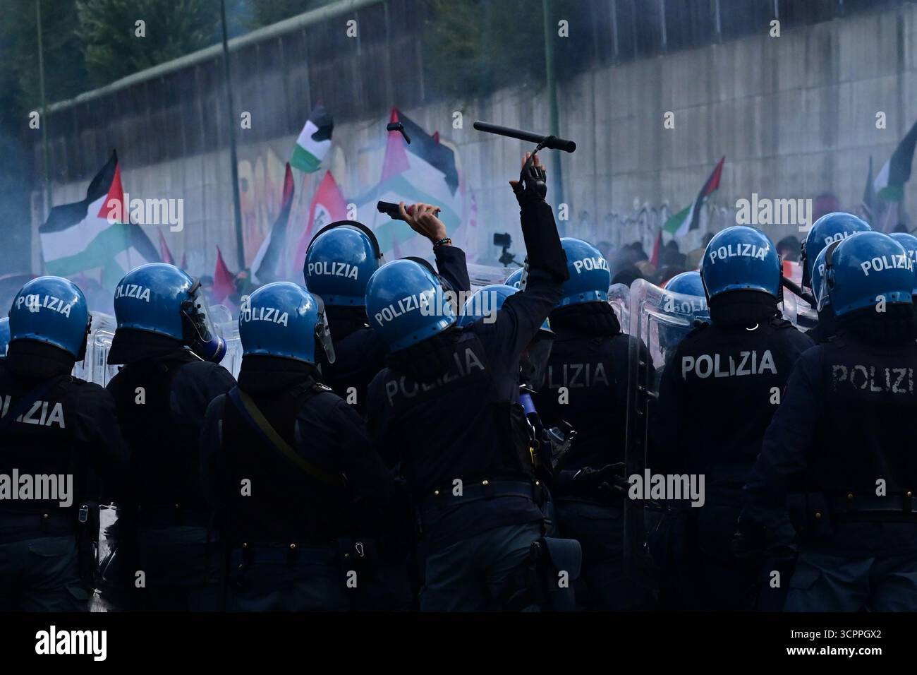 Manifestanti marciano verso l'aereoporto internazionale di caselle durante il corteo Blocchiamo tutto in solidarietà con la Global Sumud Flotilla ed il popolo palestinese. Torino, Italia. - Sabato 27 settembre 2025. Cronaca (foto di Matteo Secci/LaPresse) manifestanti marciano verso l'aeroporto internazionale di caselle durante la marcia "Block Everything" in solidarietà con la Flotilla globale Sumud e il popolo palestinese. Torino, Italia. - Sabato 27 settembre 2025. News (foto di Matteo Secci/LaPresse). Crediti: LaPresse/Alamy Live News Foto Stock