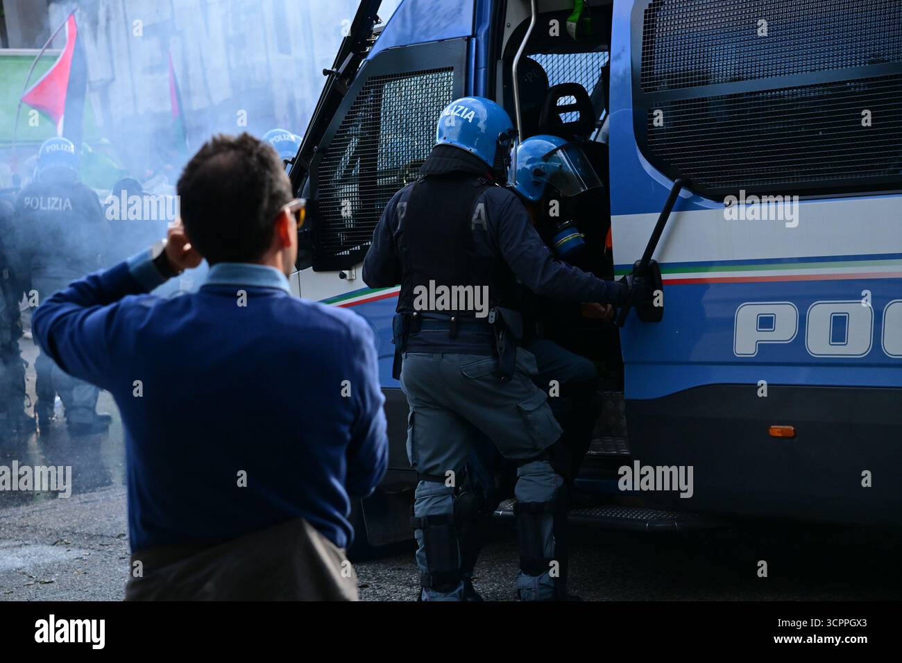 Manifestanti marciano verso l'aereoporto internazionale di caselle durante il corteo Blocchiamo tutto in solidarietà con la Global Sumud Flotilla ed il popolo palestinese. Torino, Italia. - Sabato 27 settembre 2025. Cronaca (foto di Matteo Secci/LaPresse) manifestanti marciano verso l'aeroporto internazionale di caselle durante la marcia "Block Everything" in solidarietà con la Flotilla globale Sumud e il popolo palestinese. Torino, Italia. - Sabato 27 settembre 2025. News (foto di Matteo Secci/LaPresse). Crediti: LaPresse/Alamy Live News Foto Stock