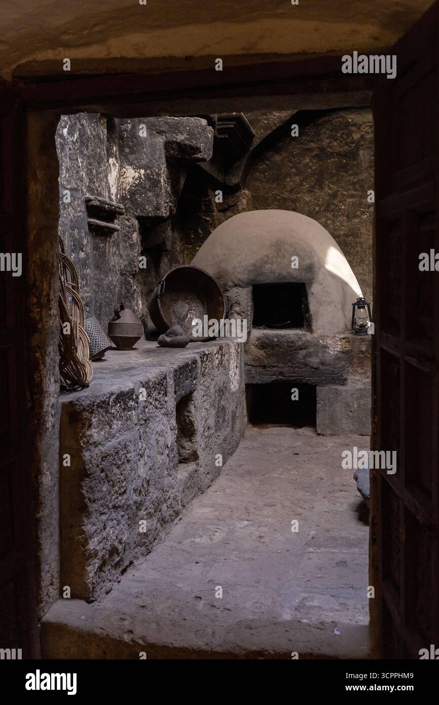 Cucina in pietra scura, vecchio stile. Bellezza Foto Stock