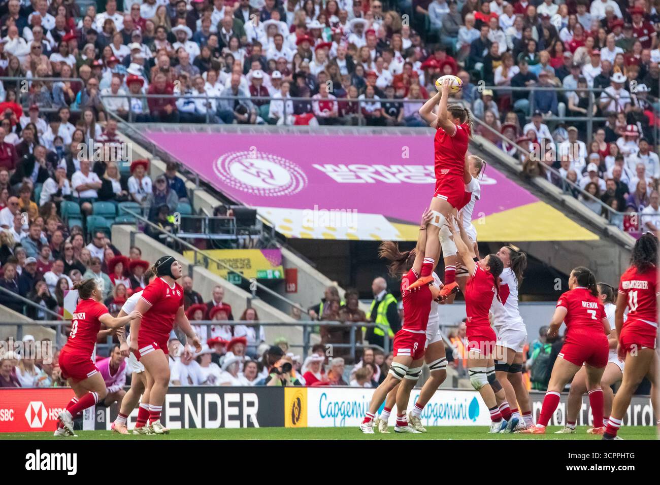 Londra, Regno Unito, 27 settembre 2025 il Canada prende il pallone in una lineout durante la finale della Coppa del mondo di rugby femminile contro Inghilterra, Allianz Stadium, Twickenham, Londra, Regno Unito. Alex Williams / Alamy Live News Foto Stock