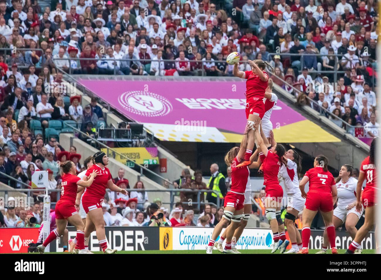 Londra, Regno Unito, 27 settembre 2025 il Canada prende il pallone in una lineout durante la finale della Coppa del mondo di rugby femminile contro Inghilterra, Allianz Stadium, Twickenham, Londra, Regno Unito. Alex Williams / Alamy Live News Foto Stock