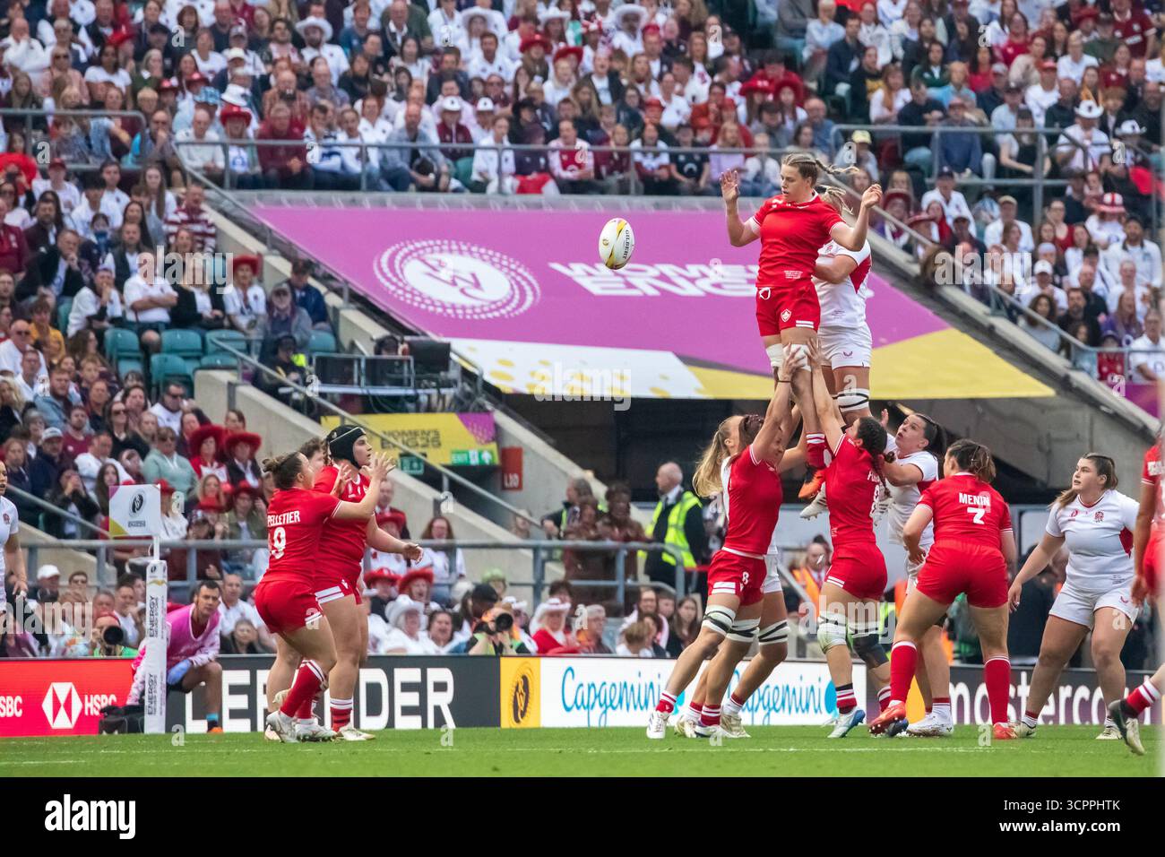 Londra, Regno Unito, 27 settembre 2025 il Canada prende il pallone in una lineout durante la finale della Coppa del mondo di rugby femminile contro Inghilterra, Allianz Stadium, Twickenham, Londra, Regno Unito. Alex Williams / Alamy Live News Foto Stock