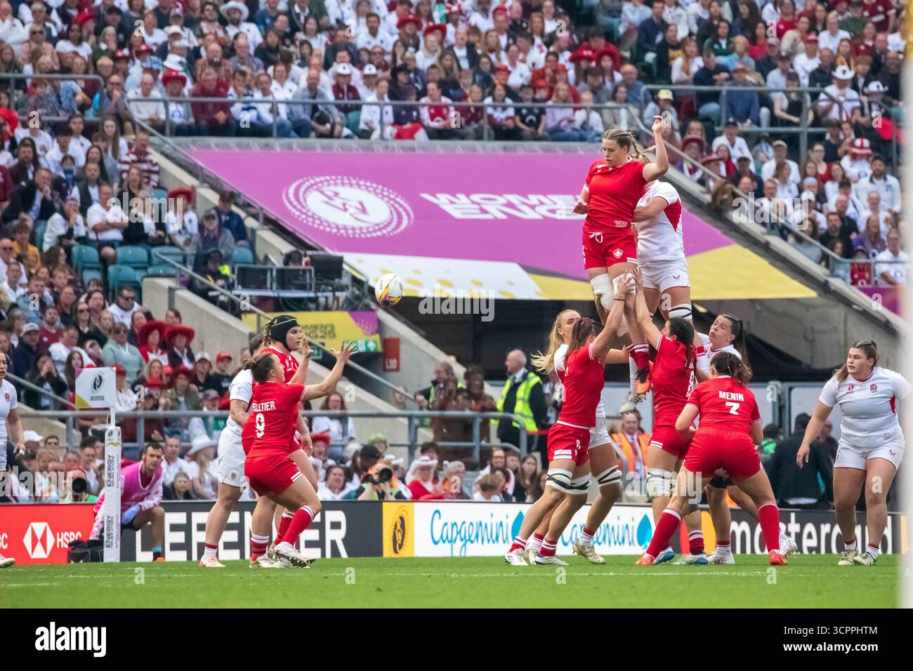 Londra, Regno Unito, 27 settembre 2025 il Canada prende il pallone in una lineout durante la finale della Coppa del mondo di rugby femminile contro Inghilterra, Allianz Stadium, Twickenham, Londra, Regno Unito. Alex Williams / Alamy Live News Foto Stock