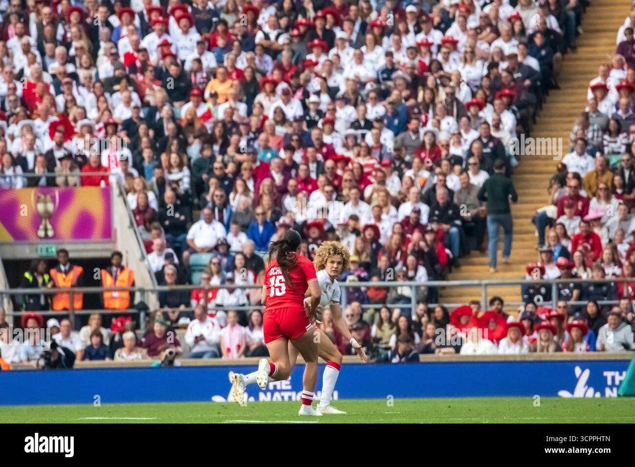 Londra, Regno Unito, 27 settembre 2025 il fullback canadese Julia Schell attacca di fronte al numero Ellie Kildunne nella finale della Coppa del mondo di rugby femminile Allianz Stadium, Twickenham, Londra, Regno Unito. Alex Williams / Alamy Live News Foto Stock