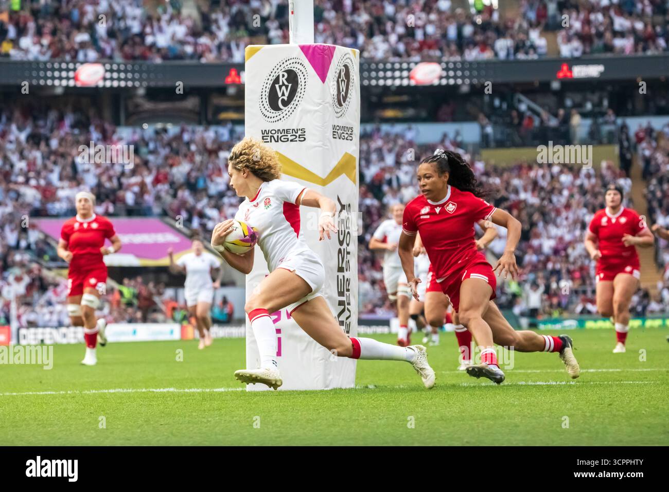 Londra, Regno Unito, 27 settembre 2025 il fullback inglese Ellie Kildunne si fa strada nella difesa canadese per segnare una meta nella finale della Coppa del mondo di rugby femminile Allianz Stadium, Twickenham, Londra, Regno Unito. Alex Williams / Alamy Live News Foto Stock
