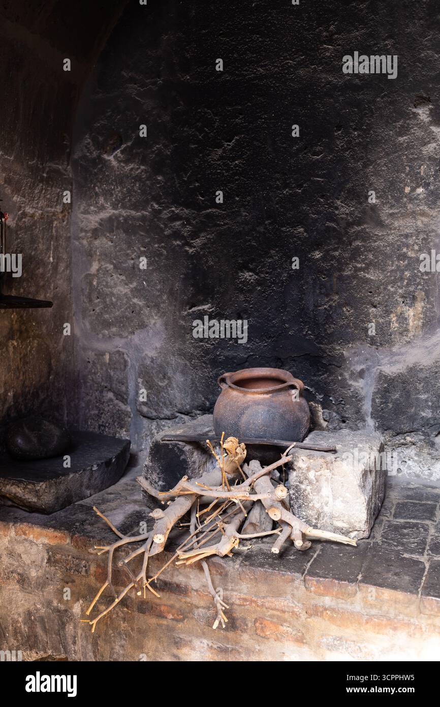 Cucina in pietra scura, vecchio stile. Bellezza Foto Stock