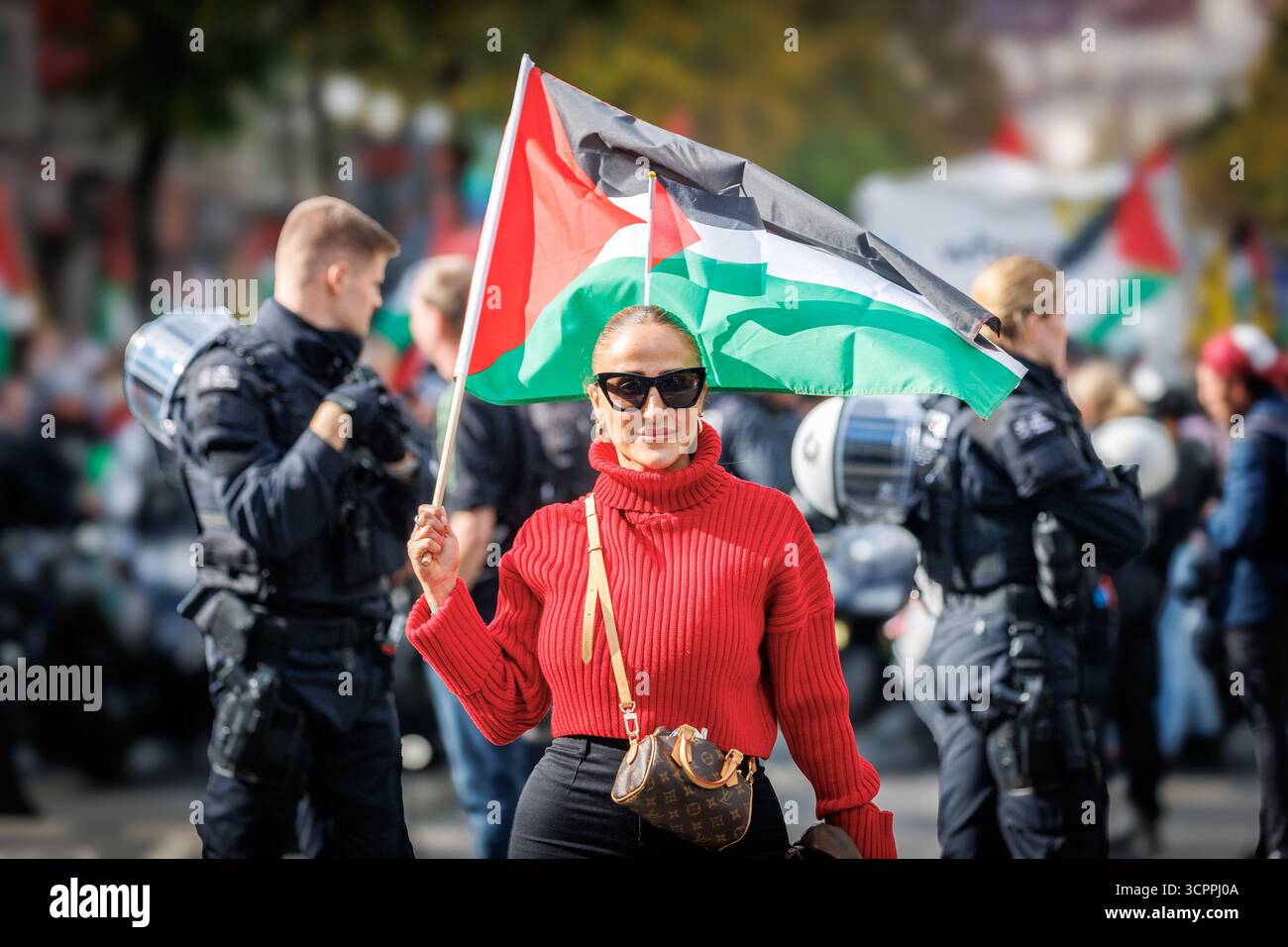 27.09.2025. Düsseldorf. Laut Organisatoren in Düsseldorf die „größte“ Pro-Palästina-Demo Deutschlands. Foto Stock