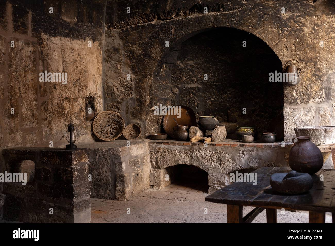 Cucina in pietra scura, vecchio stile. Bellezza Foto Stock
