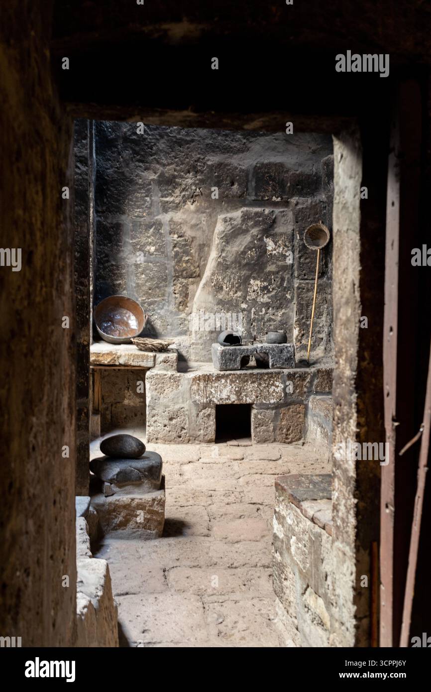 Cucina in pietra scura, vecchio stile. Bellezza Foto Stock