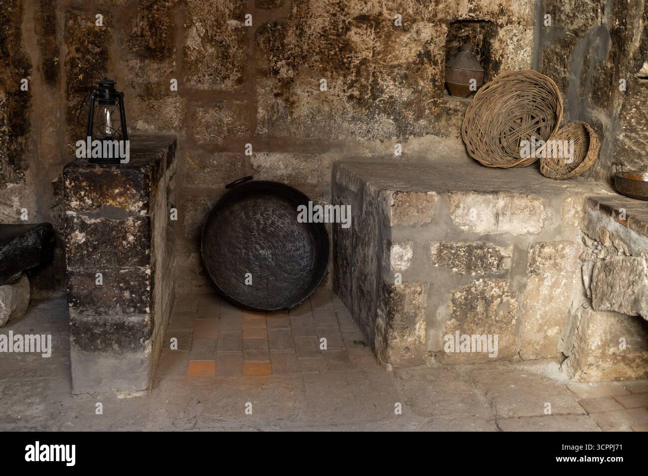 Cucina in pietra scura, vecchio stile. Bellezza Foto Stock