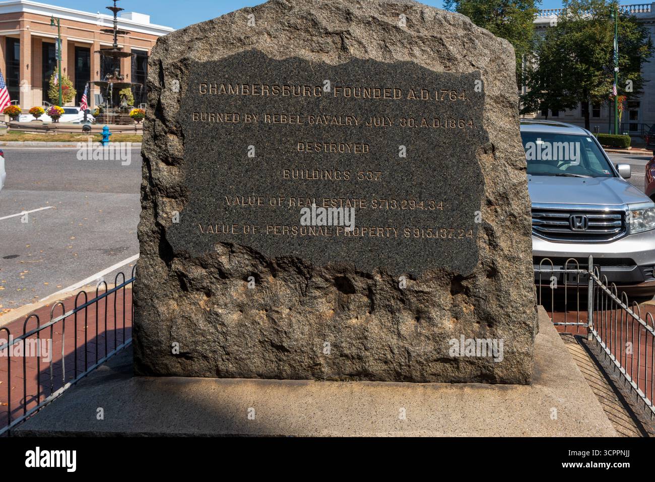 Chambersburg, Pennsylvania, Stati Uniti d'America - 20 settembre 2025: Uno dei numerosi monumenti storici nella Memorial Square della città della Pennsylvania nella contea di Franklin. Foto Stock