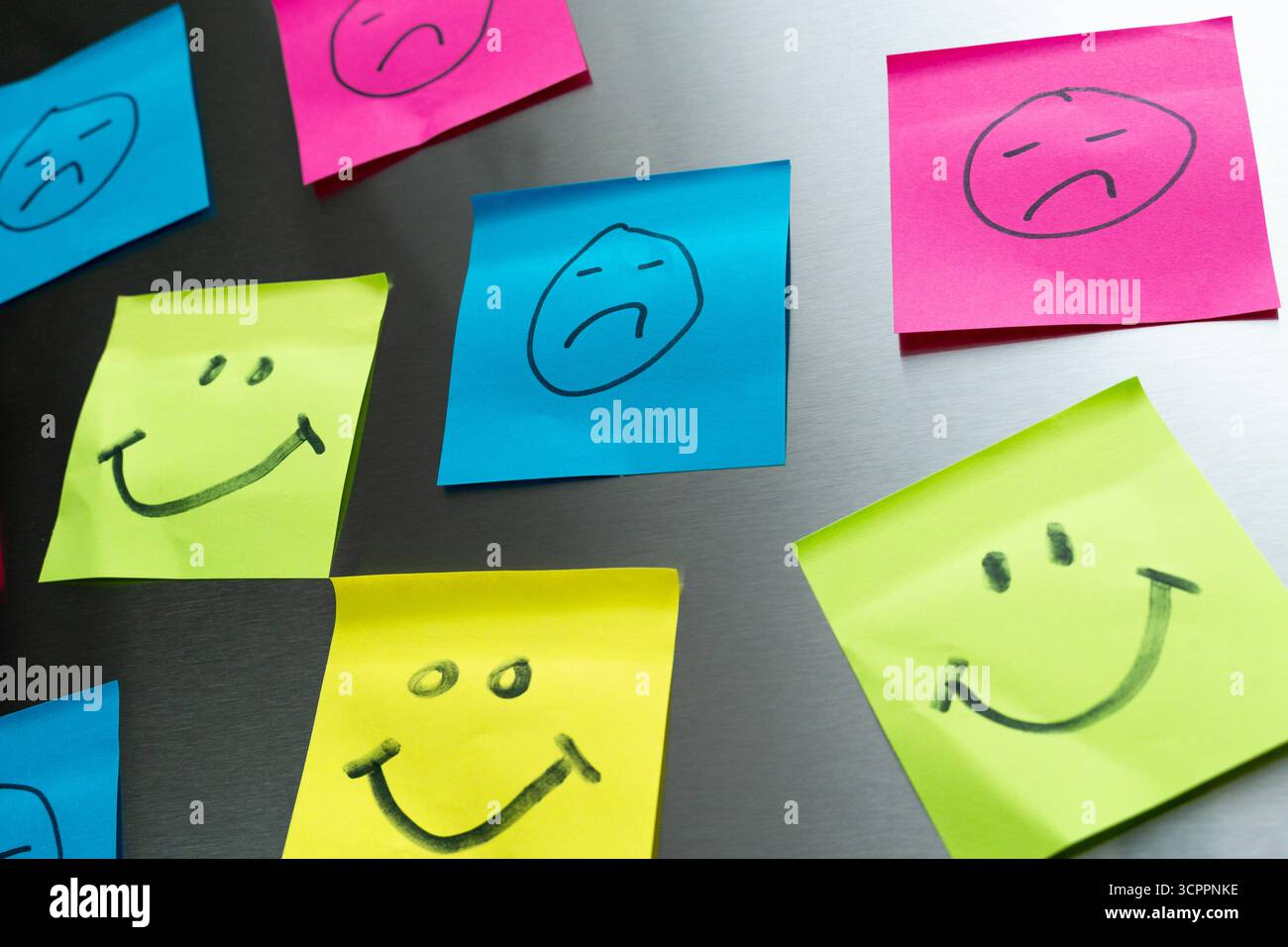 Germania 27 settembre 2025: Smiley colorati felici e tristi simboleggiano i vincitori e i perdenti dell'inflazione e l'attuale situazione economica il divario sociale continua ad allargarsi. *** Bunte Smileys Fröhlich und traurig stehen sinnbildlich für Gewinner und Verlierer der inflation und der aktuellen Wirtschaftslage - Gesellschaftliche soziale Schere geht weiter auseinander. Foto Stock