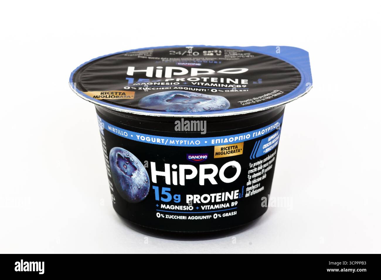 Yogurt Danone HiPRO, sapore di mirtillo con 15 grammi di proteine, arricchito con magnesio e vitamina B9. Prodotto in Italia da Danone Foto Stock