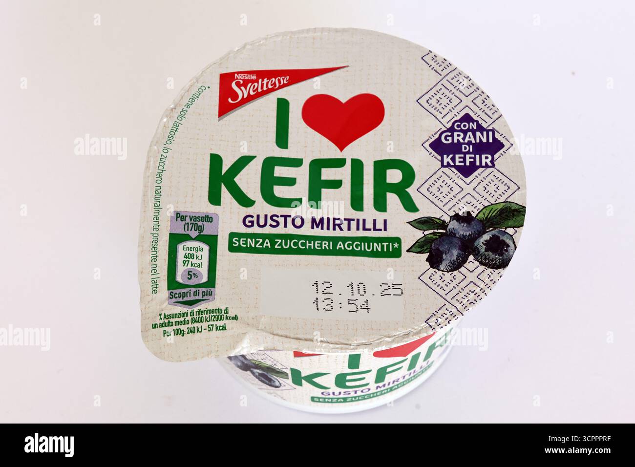 Nestlé Sveltesse i Love kefir, bevanda allo yogurt al gusto di mirtillo con culture vive Foto Stock