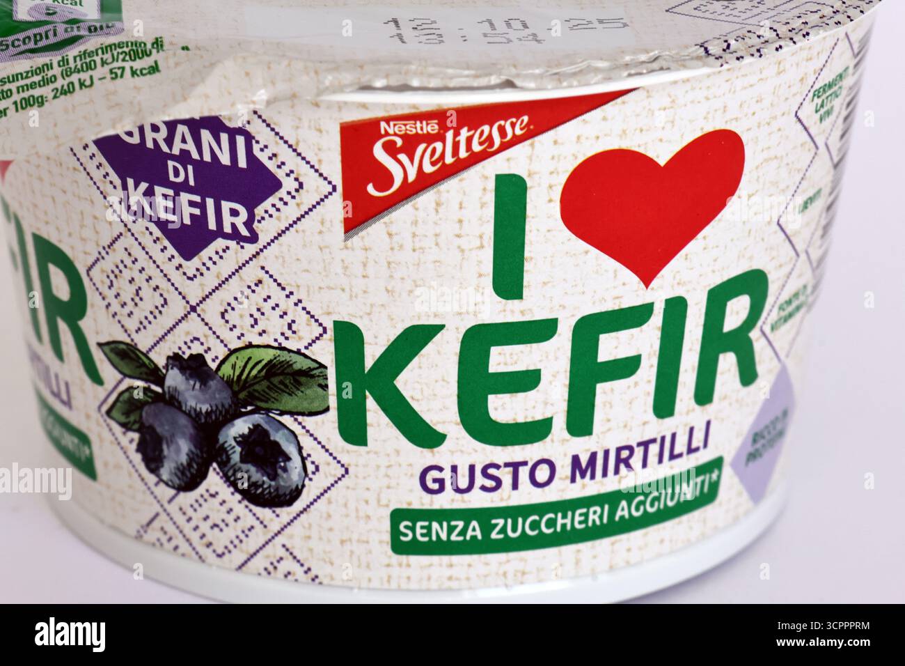 Nestlé Sveltesse i Love kefir, bevanda allo yogurt al gusto di mirtillo con culture vive Foto Stock