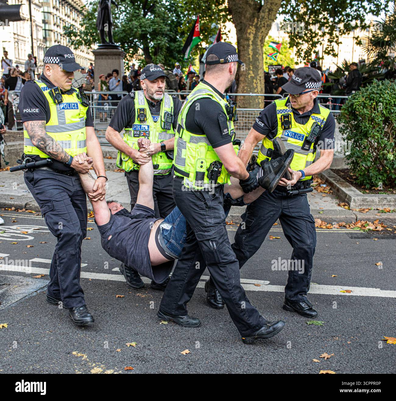 9/6/2025. LONDRA, REGNO UNITO. Ha incontrato gli agenti di polizia che arrestano un manifestante pro palestinese Parliament Square.credito: Ian Humphreys Foto Stock