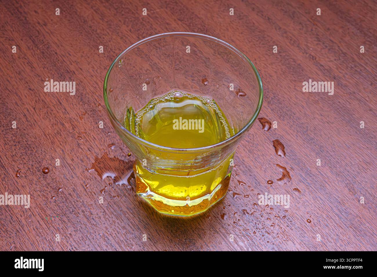 Drink giallo vivace in un bicchiere. Concetto di bevande tropicali, cocktail o bevande salutari. Messa a fuoco selettiva. Foto Stock