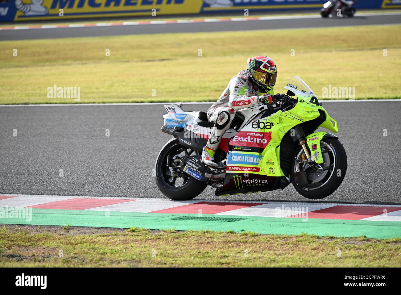 Motegi, Giappone. 27 settembre 2025. I piloti di PERTAMINA VR40 Fabio di Giannantonio e Franco Morbidelli in azione nella gara Sprint tenutasi a Mobility Resort Motegi della MotoGP Japan 2025. Credito: Ranjith Kumar/Alamy notizie dal vivo Foto Stock