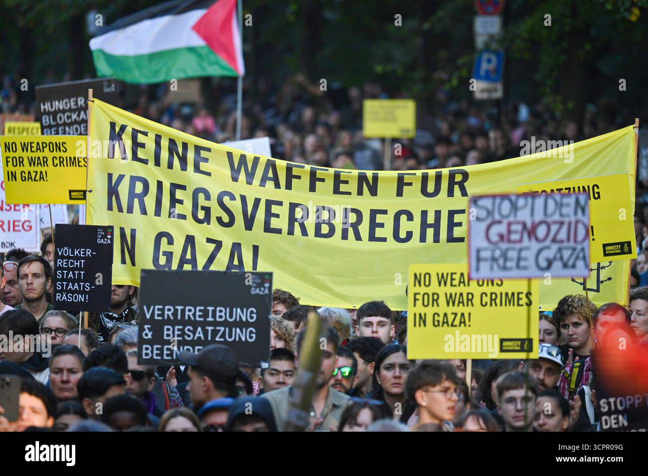 Kundgebung tutti gli occhi su Gaza am Samstag 27.09.2025 an der Siegessaeule im Tiergarten a Berlino. Mehr als 50 Organisationen unterstuetzen den Aufruf zur Kundgebung, Darunter Amnesty International und medico International. DAS breite Buendnis sarà dannato a Berlino ein Zeichen gegen den Krieg a Gaza und Waffenlieferungen un setzen israeliano. Siehe epd-Meldung vom 27.09.2025 SOLO USO EDITORIALE *** Rally tutti gli occhi su Gaza sabato 27 09 2025 presso la colonna della Vittoria a Tiergarten a Berlino più di 50 organizzazioni sostengono l'invito per la manifestazione, tra cui Amnesty International e medico International Foto Stock