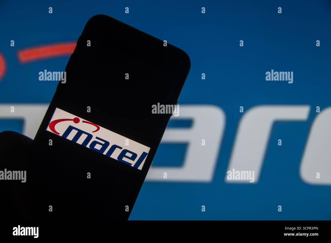 Rheinbach, Germania 28 settembre 2025, il logo del marchio della società di ingegneria islandese "Marel" sul display di uno smartphone Foto Stock