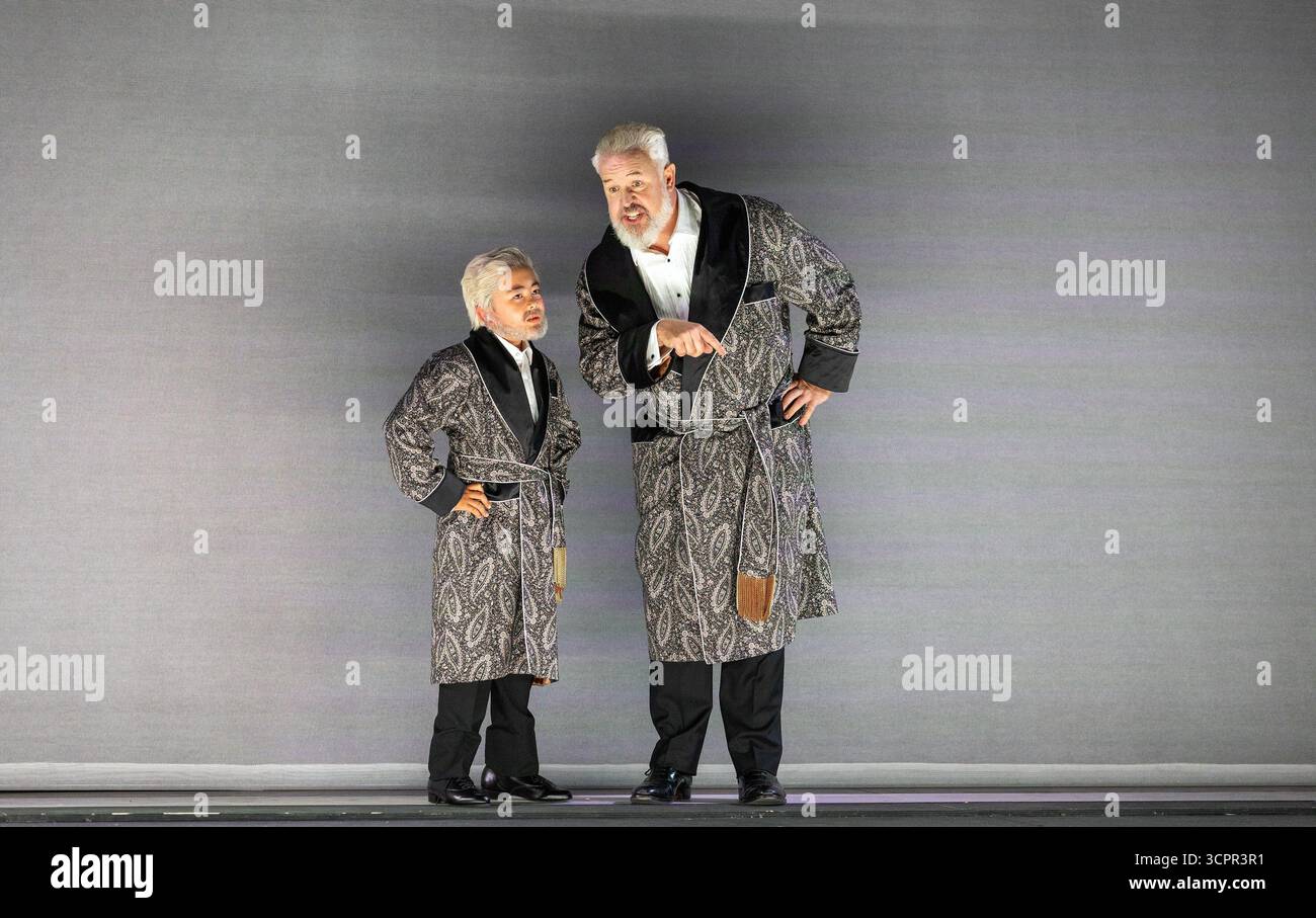 Simon Bailey (Don magnifico) con Shrunken Don magnifico in CENERENTOLA (la Cenerentola) all'English National Opera (ENO), London Coliseum, Londra WC2 27/09/2025 musica: Gioachino Rossini libretto: Jacopo Ferretti direttore: Yi-Chen Lin scenografia: Herbert Murauer costumi: Agostino Cavalca illuminazione: Sussie Juhlin-Wallen coreografo: Cameron McMillurban Foto Stock