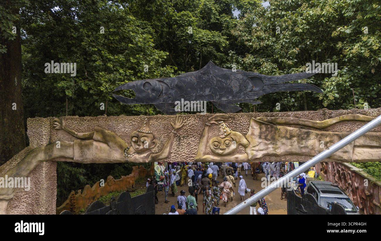 La vista aerea della scultura di pesce scuro in cima all'entrata scolpita accoglie i visitatori nel bosco sacro di Osun-Osogbo, Osun, Nigeria. Foto Stock