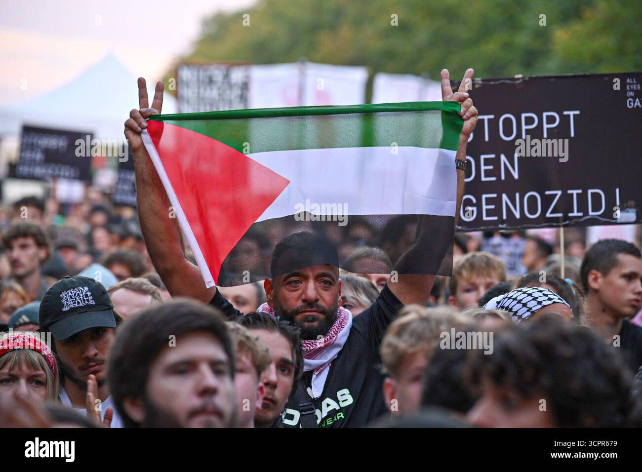 Kundgebung tutti gli occhi su Gaza am Samstag 27.09.2025 an der Siegessaeule im Tiergarten a Berlino. Mehr als 50 Organisationen unterstuetzen den Aufruf zur Kundgebung, Darunter Amnesty International und medico International. DAS breite Buendnis sarà dannato a Berlino ein Zeichen gegen den Krieg a Gaza und Waffenlieferungen un setzen israeliano. Siehe epd-Meldung vom 27.09.2025 SOLO USO EDITORIALE *** Rally tutti gli occhi su Gaza sabato 27 09 2025 presso la colonna della Vittoria a Tiergarten a Berlino più di 50 organizzazioni sostengono l'invito per la manifestazione, tra cui Amnesty International e medico International Foto Stock