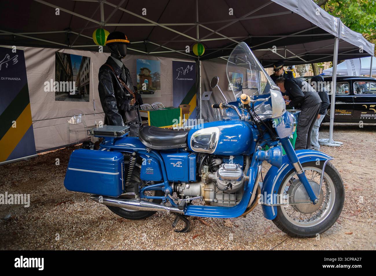 Italia Piemonte Torino Salone dell'auto di Torino 2025 - Moto Guzzi V7 - fornito alla polizia finanziaria italiana nel 1974 per l'unità di sicurezza Foto Stock