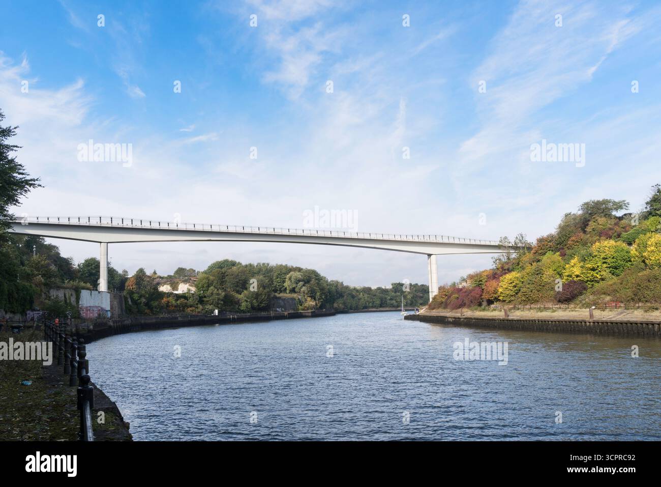 Il nuovo ponte pedonale e ciclabile, il Keel Crossing, dall'altra parte del fiume, indossa a Sunderland Foto Stock
