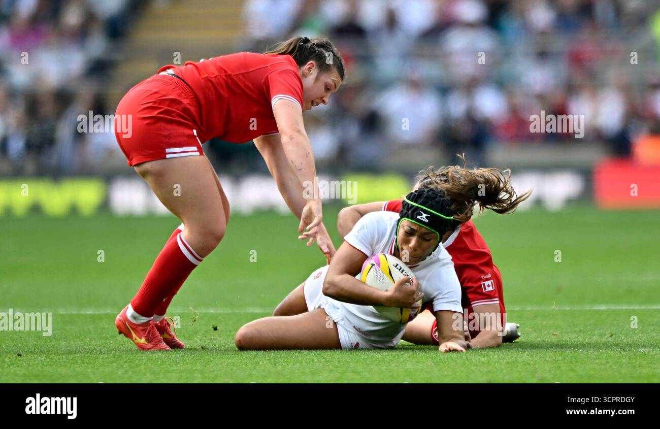 Twickenham, Regno Unito. 27 settembre 2025. Finale della Coppa del mondo di rugby femminile. Canada V Inghilterra. Stadio Allianz. Twickenham. Sadia Kabeya (Inghilterra) è placcata durante la finale di rugby Canada V England Womens World Cup. Crediti: Sport in foto/Alamy Live News Foto Stock