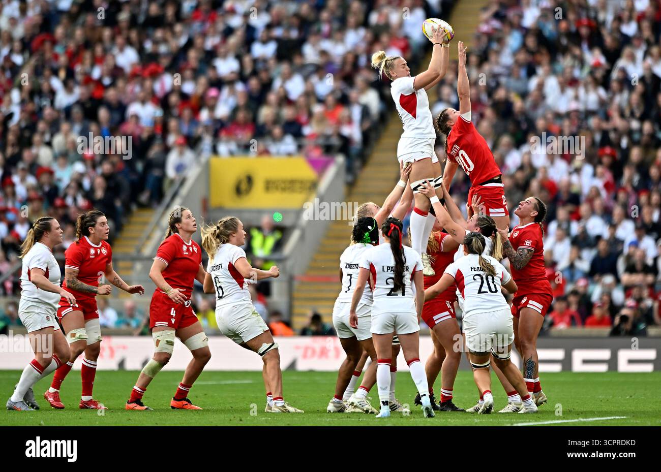 Twickenham, Regno Unito. 27 settembre 2025. Finale della Coppa del mondo di rugby femminile. Canada V Inghilterra. Stadio Allianz. Twickenham. Rosie Galligan (Inghilterra) prende la linea fuori durante la finale di rugby Canada V England Womens World Cup. Crediti: Sport in foto/Alamy Live News Foto Stock