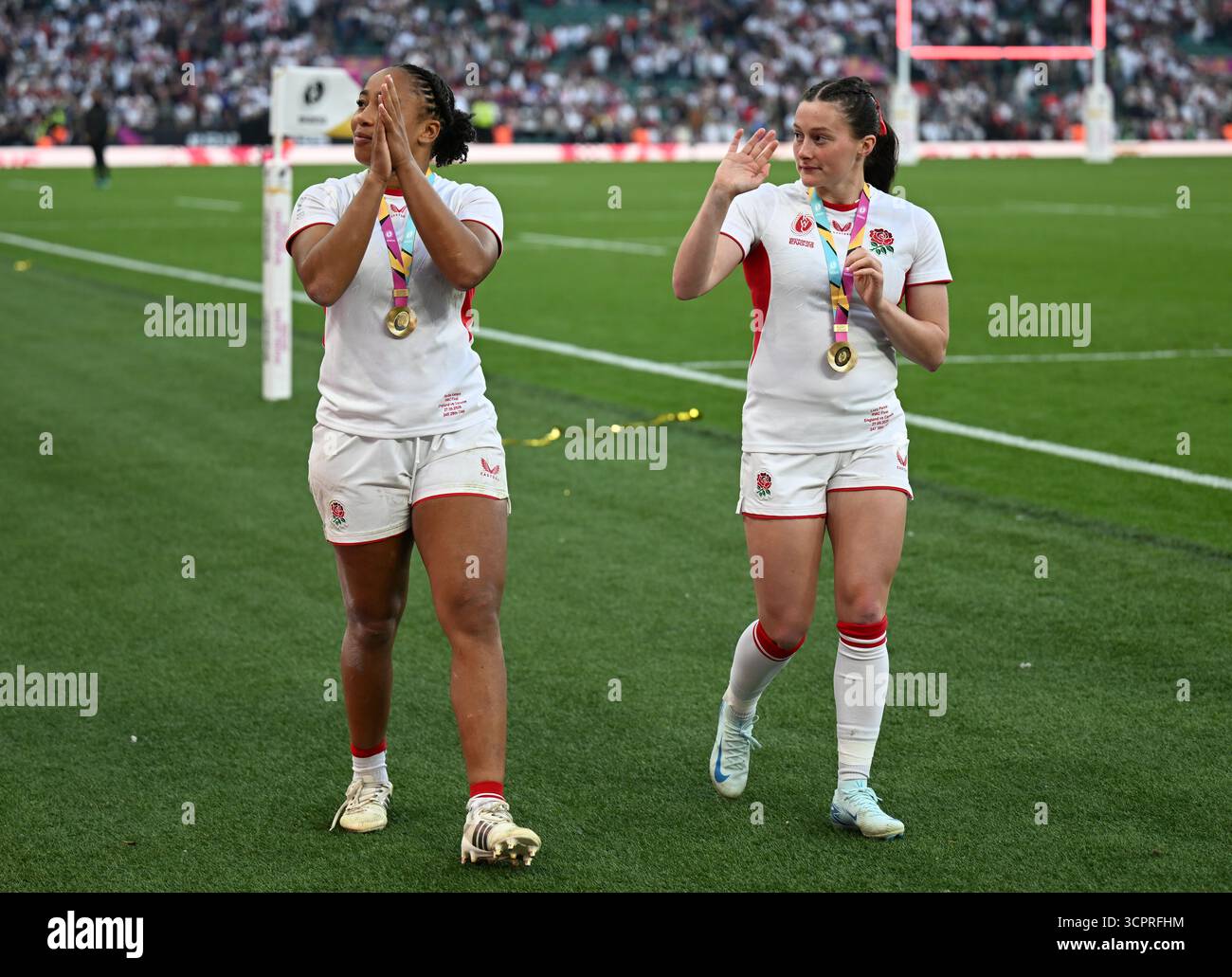 Twickenham, Londra, Regno Unito. 27 settembre 2025. Women's Rugby World Cup, finale, Canada contro Inghilterra; Lucy Packer dell'Inghilterra e Sadia Kabeya dell'Inghilterra dopo la partita crediti: Action Plus Sports/Alamy Live News Foto Stock