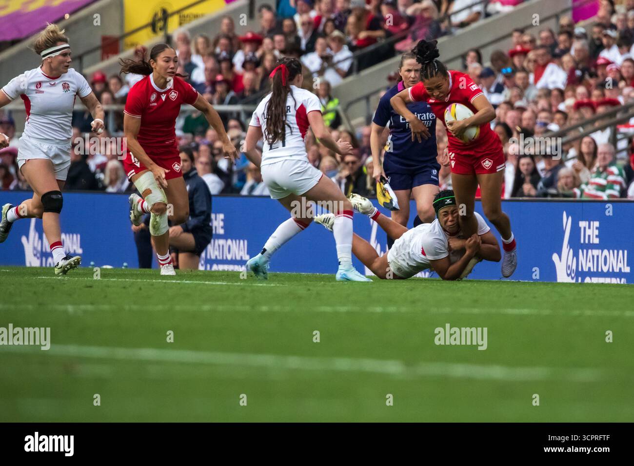 Londra, Regno Unito, 27 settembre 2025 il Canada Wing Asia Hogan-Rochester non può superare il fianco inglese Sadia Kabeya durante la finale della Coppa del mondo di rugby femminile Allianz Stadium, Twickenham, Londra, Regno Unito. Alex Williams / Alamy Live News Foto Stock