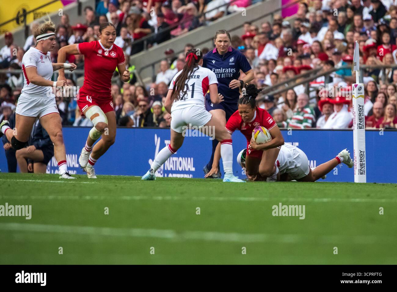 Londra, Regno Unito, 27 settembre 2025 il Canada Wing Asia Hogan-Rochester non può superare il fianco inglese Sadia Kabeya durante la finale della Coppa del mondo di rugby femminile Allianz Stadium, Twickenham, Londra, Regno Unito. Alex Williams / Alamy Live News Foto Stock