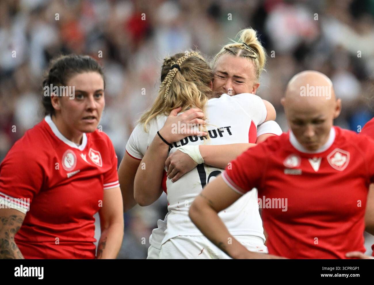 Twickenham, Londra, Regno Unito. 27 settembre 2025. Women's Rugby World Cup, finale, Canada contro Inghilterra; Rosie Galligan dell'Inghilterra abbraccia Zoe Aldcroft dell'Inghilterra nel fischio finale Credit: Action Plus Sports/Alamy Live News Foto Stock