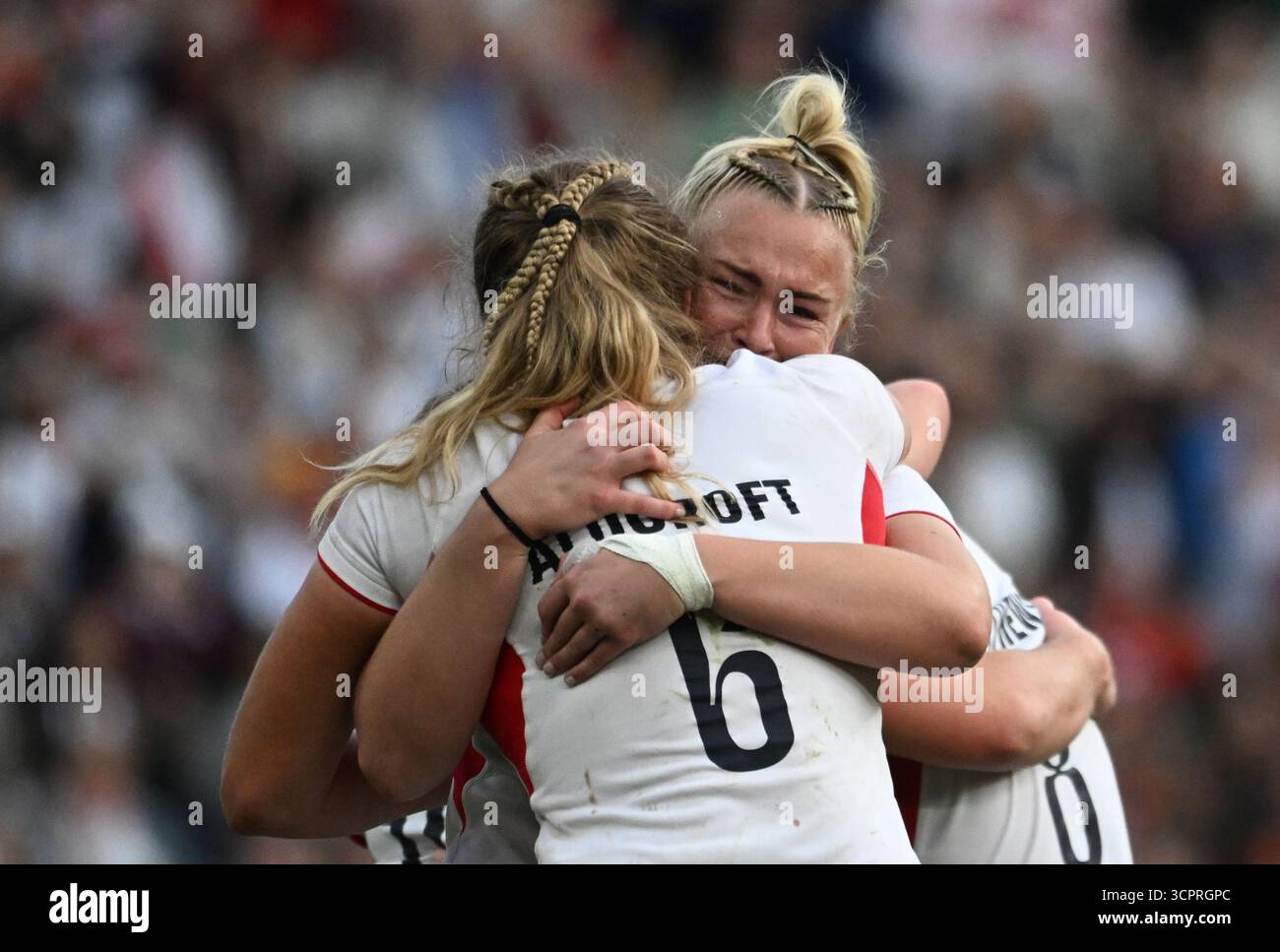 Twickenham, Londra, Regno Unito. 27 settembre 2025. Women's Rugby World Cup, finale, Canada contro Inghilterra; Rosie Galligan dell'Inghilterra abbraccia Zoe Aldcroft dell'Inghilterra nel fischio finale Credit: Action Plus Sports/Alamy Live News Foto Stock