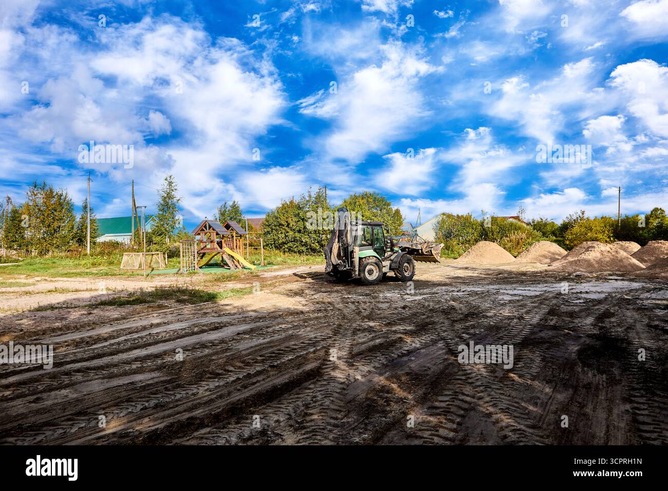 Le attrezzature pesanti attraversano il sito, eseguendo attività di livellamento e levigatura della sabbia fine. Foto Stock