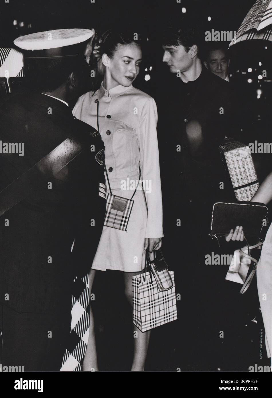 Poster che pubblicizza la casa di moda Burberry in una rivista di carta dell'anno 2001, pubblicità, pubblicità creativa Burberry degli anni '2000 Foto Stock