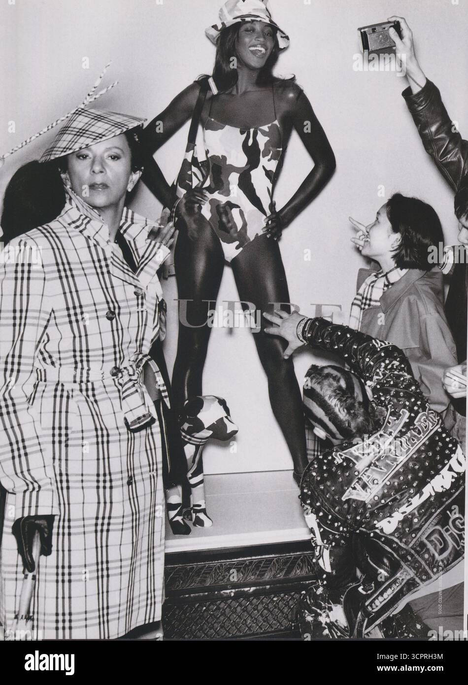 Poster che pubblicizza la casa di moda Burberry in una rivista di carta dell'anno 2001, pubblicità, pubblicità creativa Burberry degli anni '2000 Foto Stock