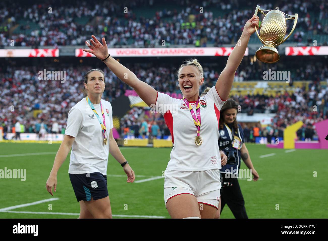 LONDRA, Regno Unito - 27 settembre 2025: L'Inghilterra Rosie Galligan festeggia con il trofeo dopo la finale della Coppa del mondo di rugby femminile tra Canada e Inghilterra all'Allianz Stadium (credito: Craig Mercer/ Alamy Live News) Foto Stock