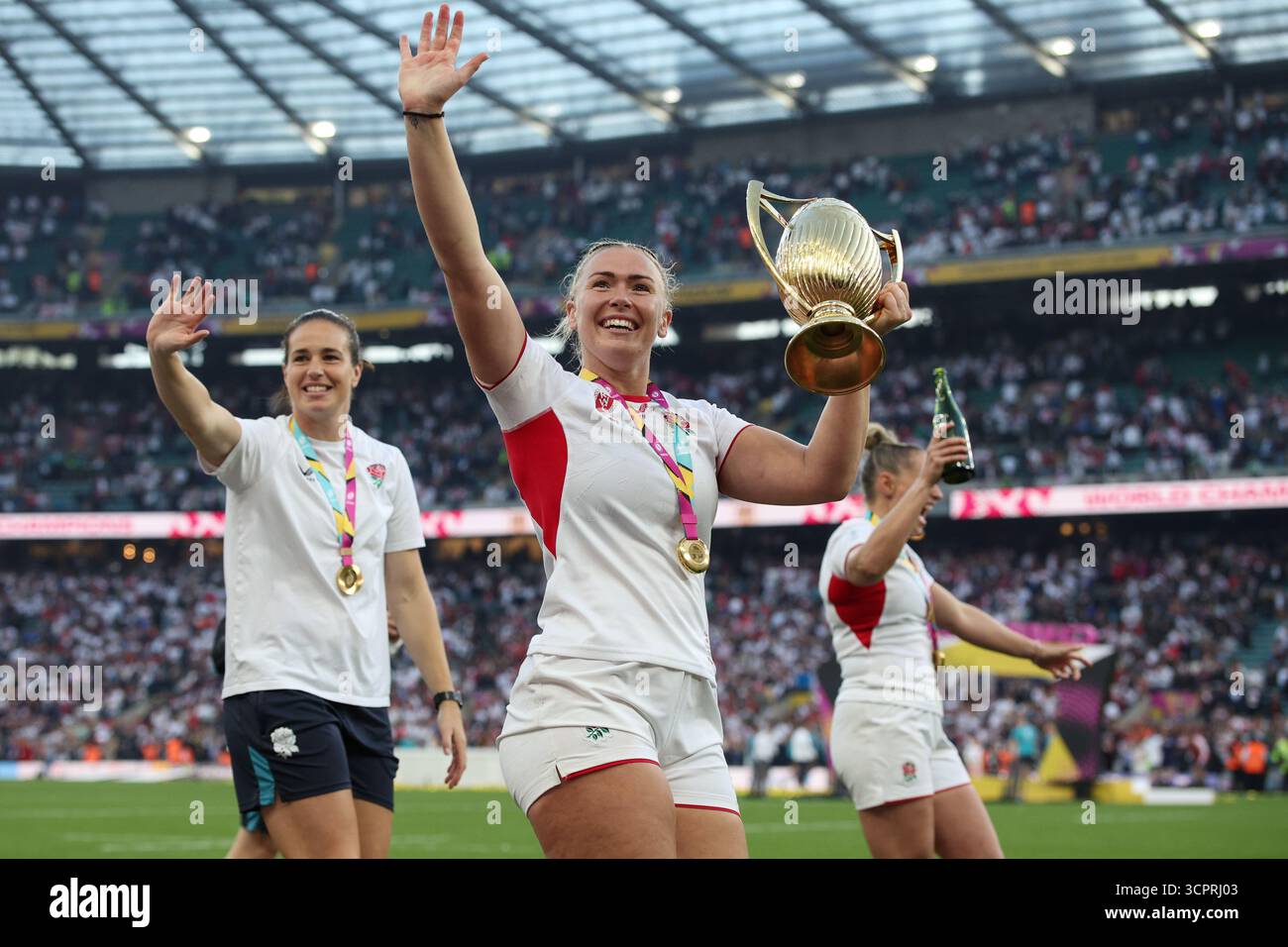 LONDRA, Regno Unito - 27 settembre 2025: L'Inghilterra Rosie Galligan festeggia con il trofeo dopo la finale della Coppa del mondo di rugby femminile tra Canada e Inghilterra all'Allianz Stadium (credito: Craig Mercer/ Alamy Live News) Foto Stock