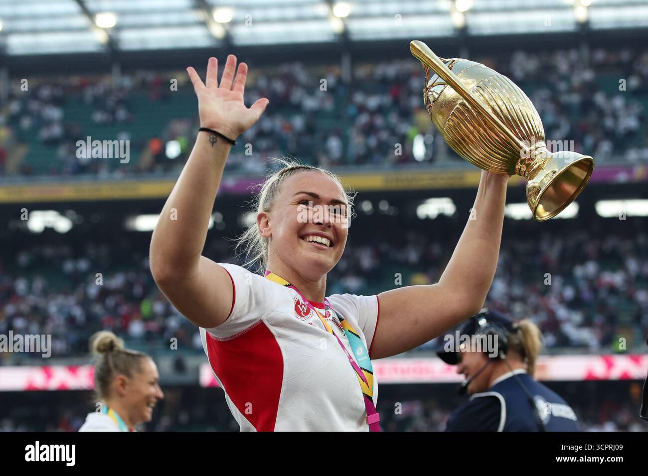 LONDRA, Regno Unito - 27 settembre 2025: L'Inghilterra Rosie Galligan festeggia con il trofeo dopo la finale della Coppa del mondo di rugby femminile tra Canada e Inghilterra all'Allianz Stadium (credito: Craig Mercer/ Alamy Live News) Foto Stock